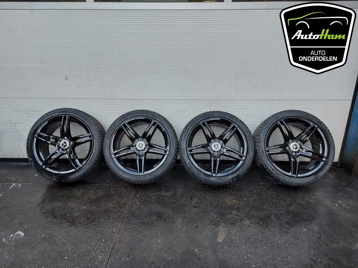 Set of sports wheels + winter tyres from a Mercedes-Benz A (W176) 1.6 A-180 16V 2013