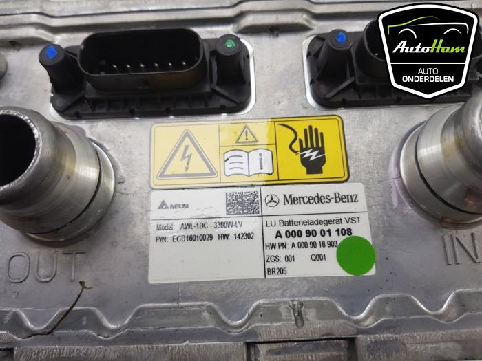 Battery charger from a Mercedes-Benz C Estate (S205) C-350 e 2.0 16V 2015