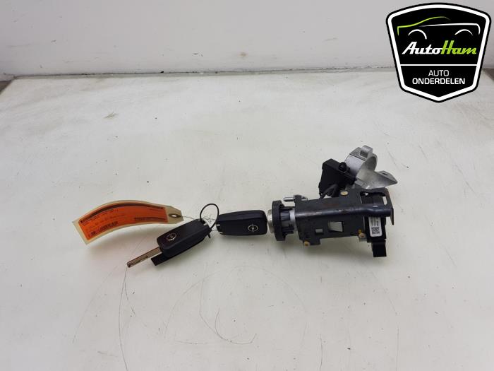 Używane Stacyjka + Kluczyk Opel Corsa E 1.0 SIDI Turbo 12V Cena € 25,00 Procedura marży oferowane przez AutoHam