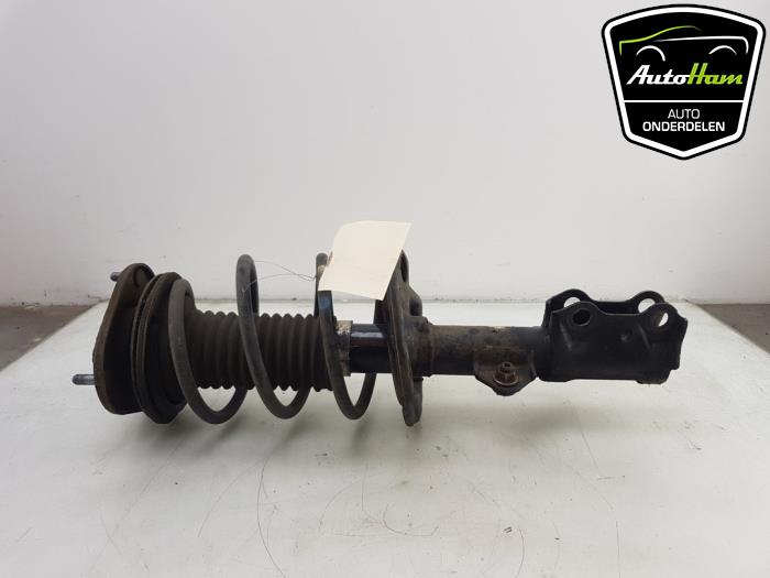 Fronts shock absorber, left from a Toyota Auris (E18) 1.8 16V Hybrid 2013