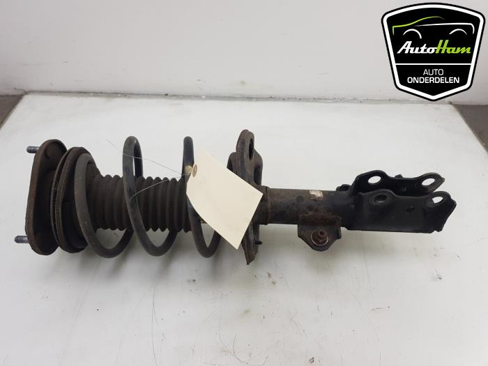 Fronts shock absorber, left from a Toyota Auris (E18) 1.8 16V Hybrid 2013