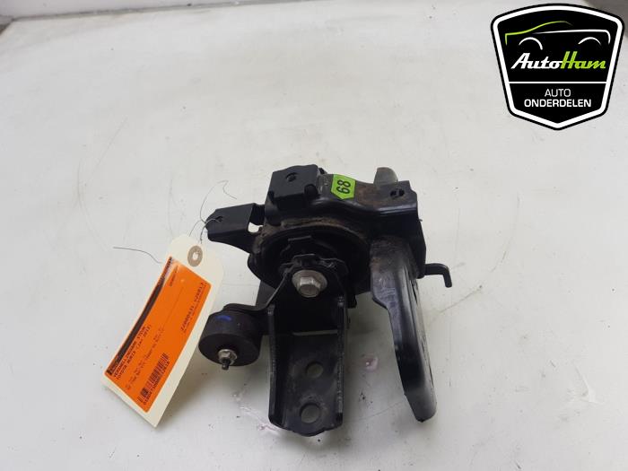 Gearbox mount from a Toyota Auris (E18) 1.8 16V Hybrid 2013