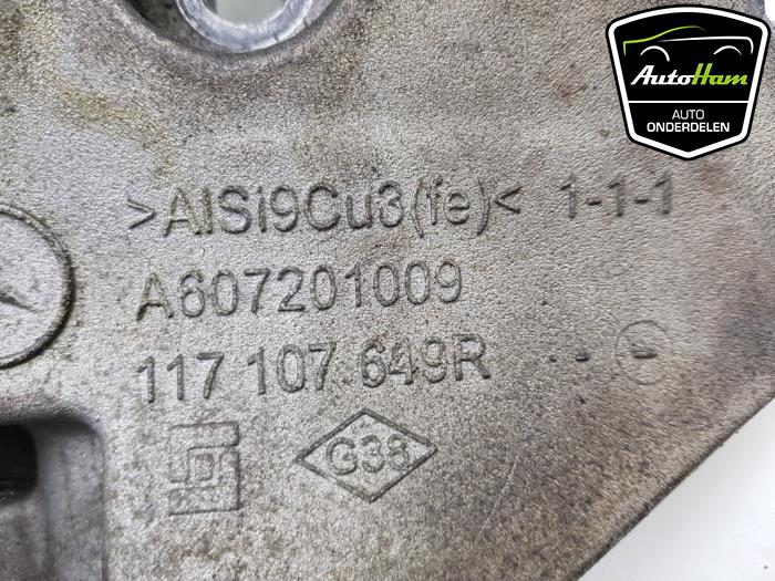 Support dynamo haut d'un Mercedes-Benz A (W176) 1.5 A-180 CDI, A-180d 16V 2018