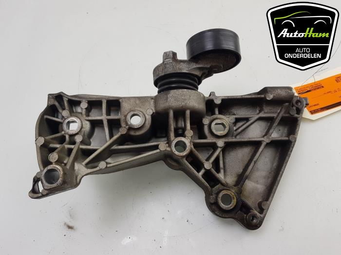 Support dynamo haut d'un Mercedes-Benz A (W176) 1.5 A-180 CDI, A-180d 16V 2018