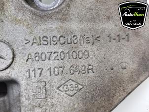 Support dynamo haut d'un Mercedes-Benz A (W176) 1.5 A-180 CDI, A-180d 16V 2018