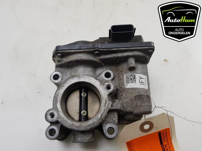 Throttle body from a Renault Clio IV (5R) 1.2 TCE 16V GT EDC 2013