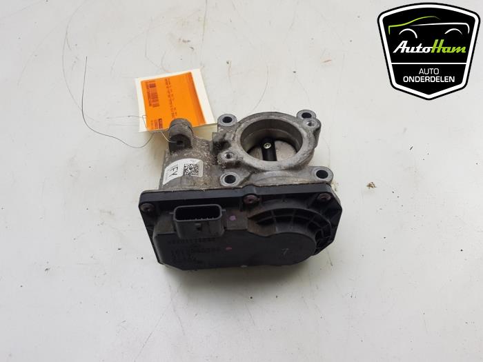 Throttle body from a Renault Clio IV (5R) 1.2 TCE 16V GT EDC 2013