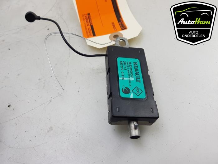 Antenna Amplifier from a Renault Clio IV (5R) 1.2 TCE 16V GT EDC 2013
