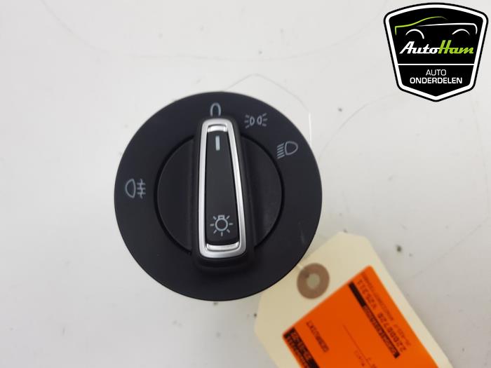 Light switch from a Volkswagen Polo V (6R) 1.4 TDI 12V 90 2015
