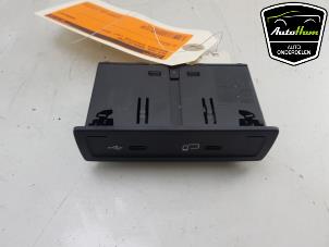 Usagé Connexion USB Mercedes Sprinter 3,5t (907.6/910.6) 314 CDI 2.1 D RWD Prix € 25,00 Règlement à la marge proposé par AutoHam
