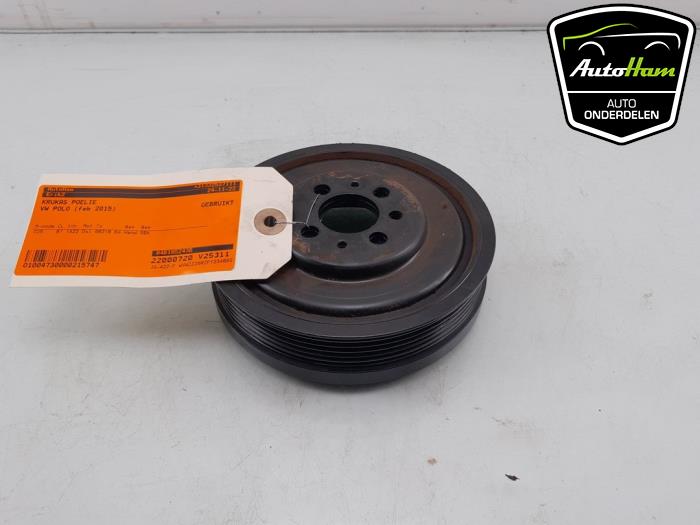 Crankshaft pulley from a Volkswagen Polo V (6R) 1.4 TDI 12V 90 2015