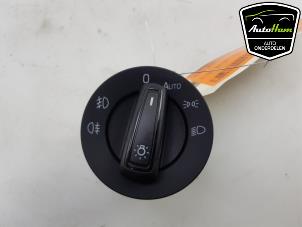 Usados Interruptor de luz Skoda Octavia Combi (5EAC) 1.4 TSI 16V Precio € 15,00 Norma de margen ofrecido por AutoHam