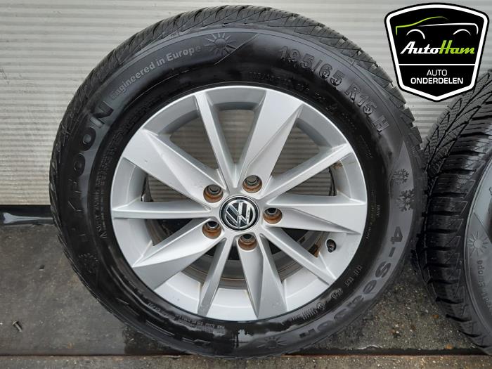 Juego de llantas deportivas + neumáticos de un Volkswagen Golf VII (AUA) 1.6 TDI BlueMotion 16V 2014
