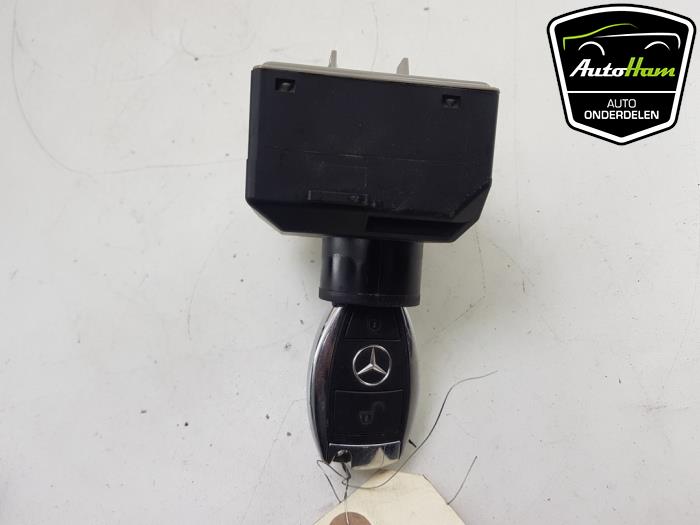 Serrure de contact + clé d'un Mercedes-Benz A (W176) 2.2 A-200 CDI, A-200d 16V 2015