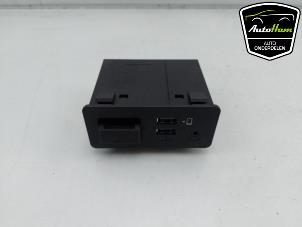 Used AUX / USB connection Mazda 2 (DJ/DL) 1.5 SkyActiv-G 90 Price on request offered by AutoHam