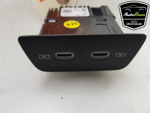 Usagé Connexion USB Volkswagen Polo VI (AW1) 1.0 TSI 12V Prix € 20,00 Règlement à la marge proposé par AutoHam