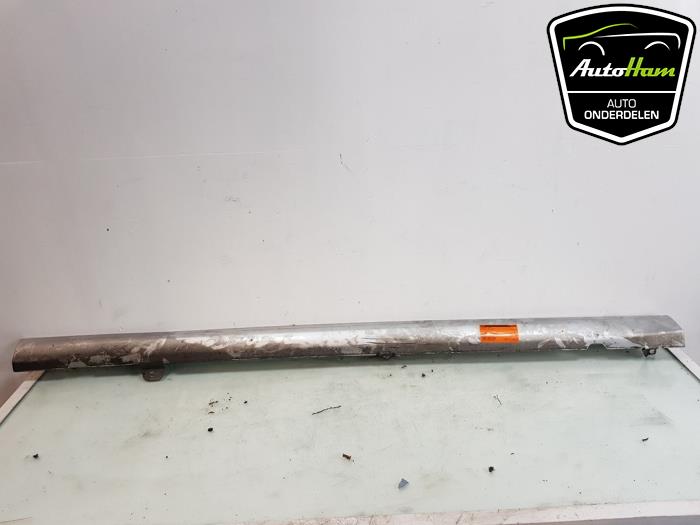 Side skirt, left from a Volkswagen Polo V (6R) 1.4 TDI DPF BlueMotion technology 2014