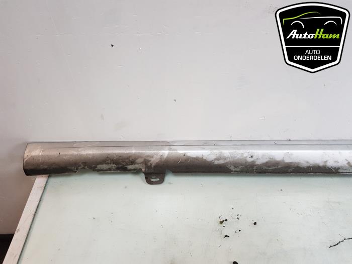 Side skirt, left from a Volkswagen Polo V (6R) 1.4 TDI DPF BlueMotion technology 2014