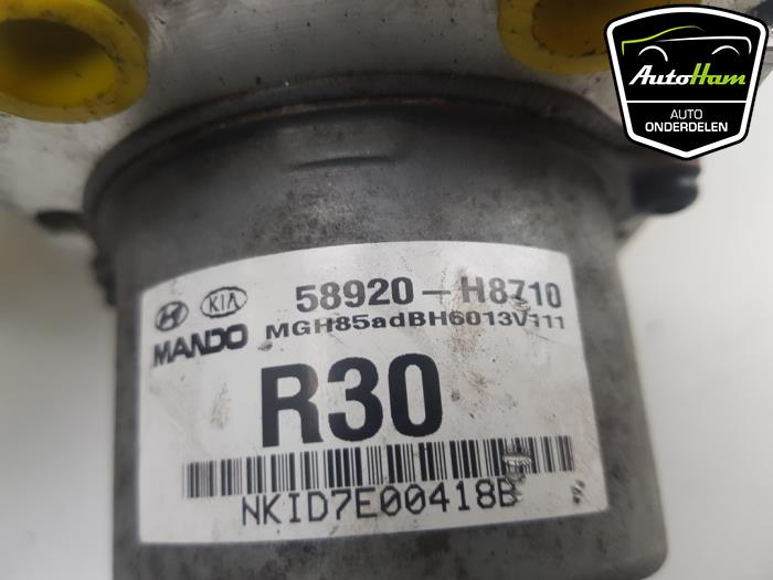 ABS Pumpe van een Kia Rio IV (YB) 1.2 MPI 16V 2019
