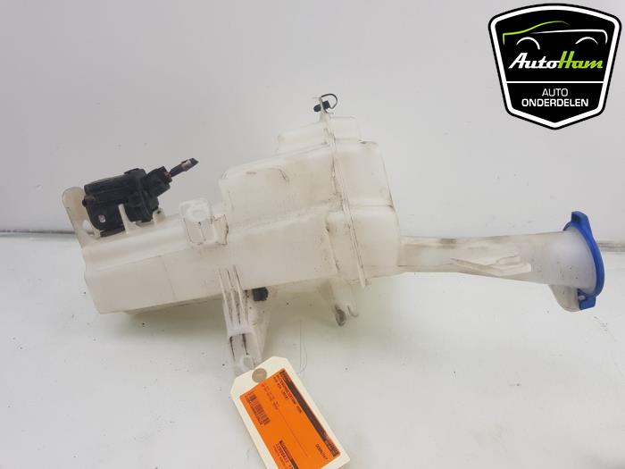 Front windscreen washer reservoir from a Kia Rio IV (YB) 1.2 MPI 16V 2019