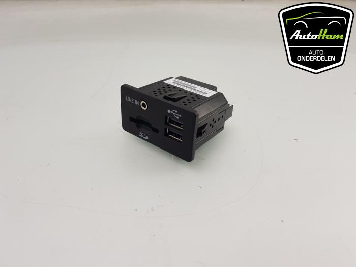 Conexión AUX-USB de un Ford C-Max (DXA) 1.5 Ti-VCT EcoBoost 150 16V 2016