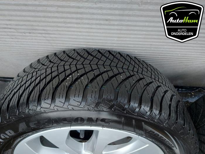 Set of sports wheels + winter tyres from a Seat Leon (5FB) 1.4 TSI 16V 2013