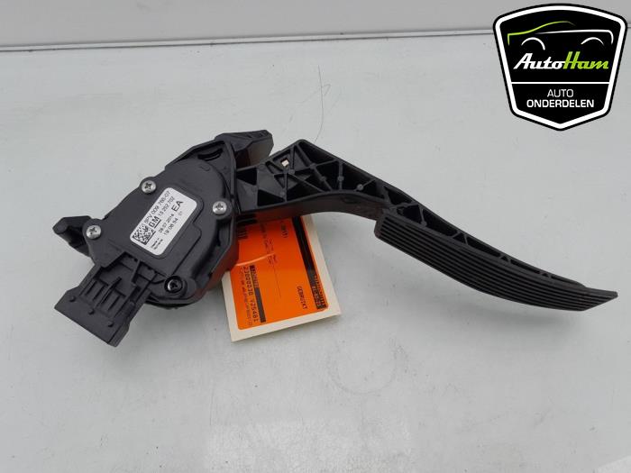 Accelerator pedal from a Opel Astra J Sports Tourer (PD8/PE8/PF8) 1.4 Turbo 16V 2015