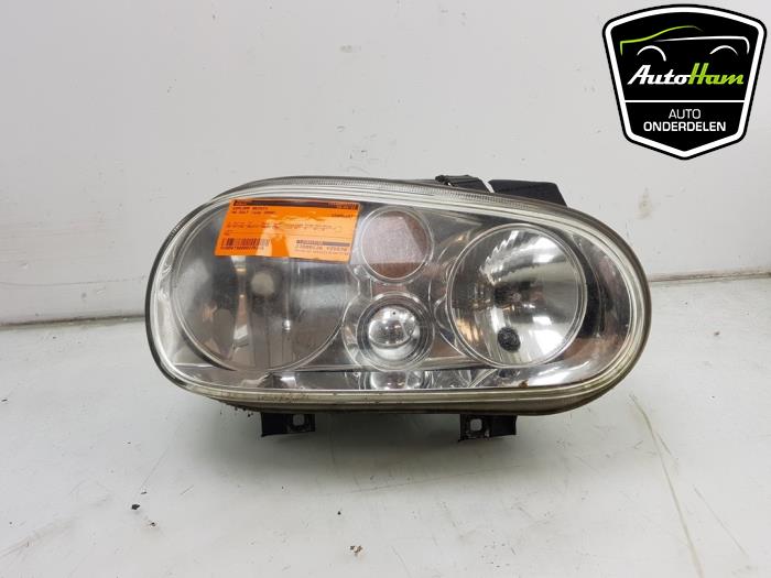 Używane Reflektor prawy Volkswagen Golf IV (1J1) 1.6 16V Cena € 40,00 Procedura marży oferowane przez AutoHam