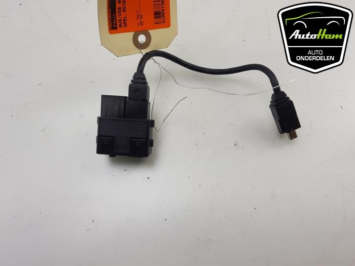AUX / USB connection from a Opel Astra J GTC (PD2/PF2) 1.4 Turbo 16V ecoFLEX 140 2012
