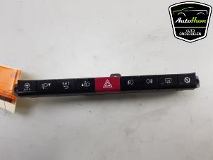 Usagé Bouton de warning Fiat Panda/Pandina (312) 0.9 TwinAir Turbo 85 Prix € 25,00 Règlement à la marge proposé par AutoHam