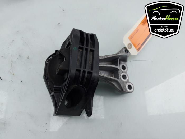 Engine mount from a Opel Corsa F (UB/UH/UP) 1.2 12V 75 2020