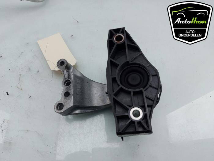 Engine mount from a Opel Corsa F (UB/UH/UP) 1.2 12V 75 2020