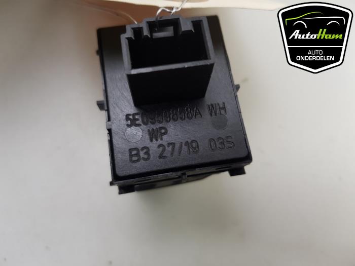 Electric window switch from a Skoda Fabia III Combi (NJ5) 1.0 TSI 12V 2019