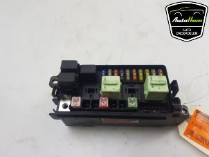 Usagé Porte fusible Mini Mini (R56) 1.4 16V One Prix € 25,00 Règlement à la marge proposé par AutoHam