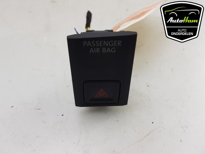 Interruptor de luz de pánico de un Volkswagen Tiguan (AD1) 1.5 TSI 16V 2019