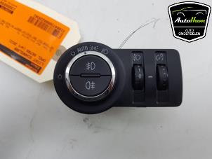 Usagé Commutateur lumière Opel Astra J Sports Tourer (PD8/PE8/PF8) 1.3 CDTI 16V ecoFlex Prix € 20,00 Règlement à la marge proposé par AutoHam