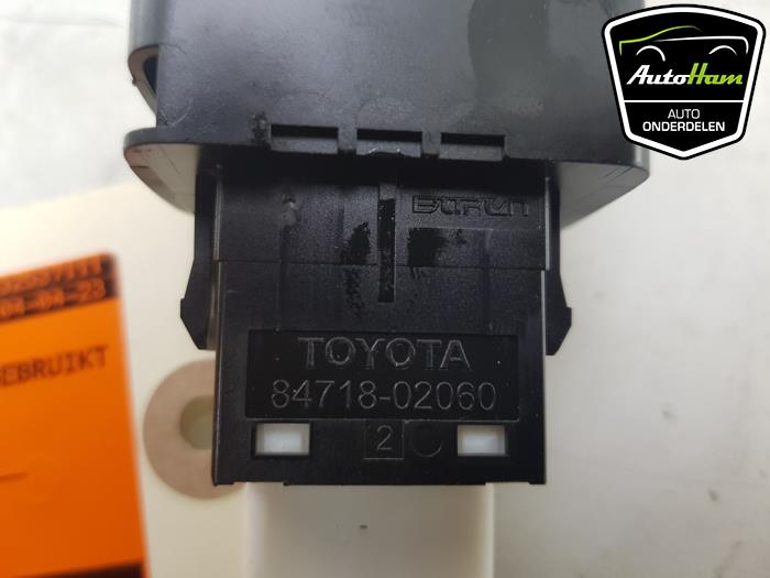 Parking brake switch from a Toyota Auris Touring Sports (E18) 1.8 16V Hybrid 2016