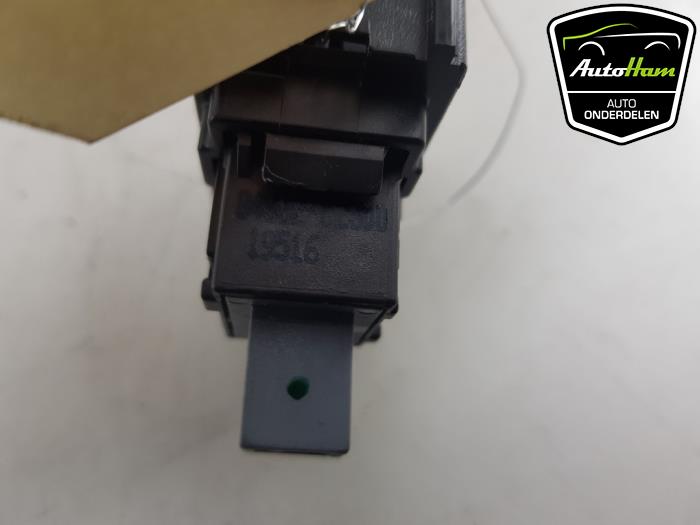 Panic lighting switch from a Toyota Auris Touring Sports (E18) 1.8 16V Hybrid 2016