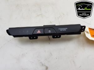 Used Panic lighting switch Kia Stonic (YB) 1.0i T-GDi 12V Price € 20,00 Margin scheme offered by AutoHam