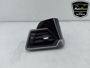 Usagé Grille aération tableau de bord BMW 1 serie (F40) 118d 2.0 16V Prix € 30,00 Règlement à la marge proposé par AutoHam