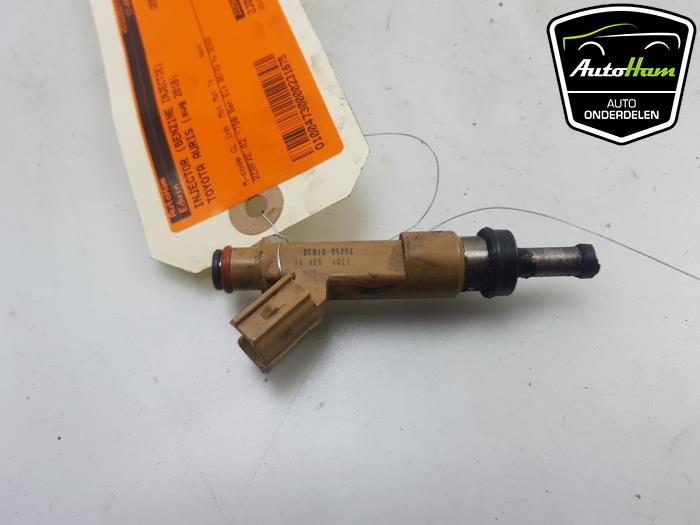 Injector (petrol injection) from a Toyota Auris Touring Sports (E18) 1.8 16V Hybrid 2016