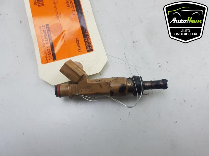 Injector (petrol injection) from a Toyota Auris Touring Sports (E18) 1.8 16V Hybrid 2016