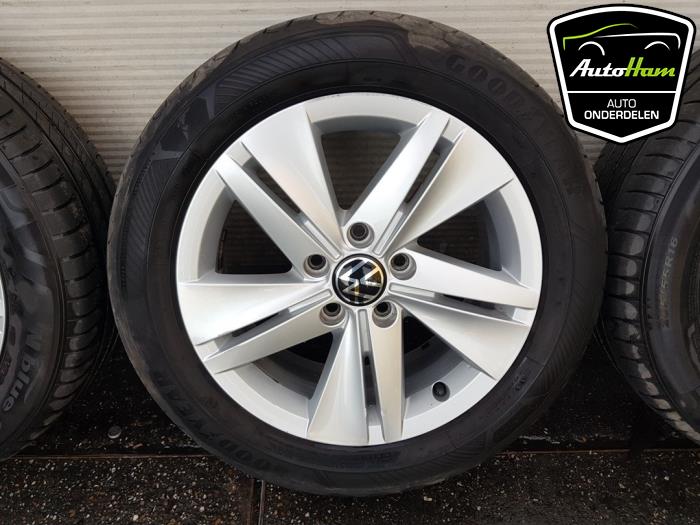 Sport rims set + tires from a Volkswagen Golf VIII (CD1) 1.5 TSI BlueMotion 16V 2021