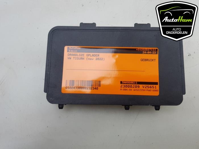 Draadloze oplader from a Volkswagen Tiguan (AD1) 1.5 TSI 16V Evo BlueMotion Technology 2022