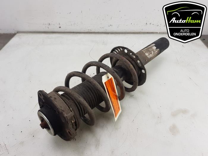 Fronts shock absorber, left from a Volkswagen Touran (1T3) 1.6 TDI 16V 2015