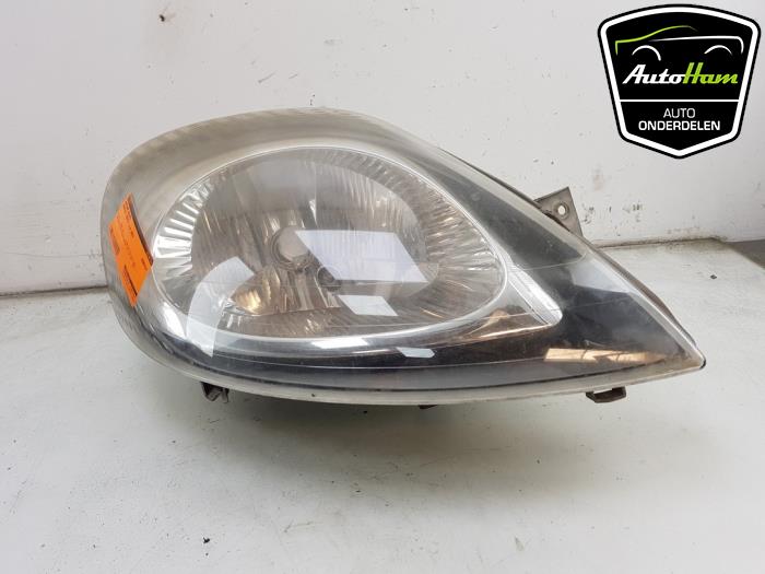 Używane Reflektor prawy Renault Trafic New (FL) 1.9 dCi 82 16V Cena € 50,00 Procedura marży oferowane przez AutoHam