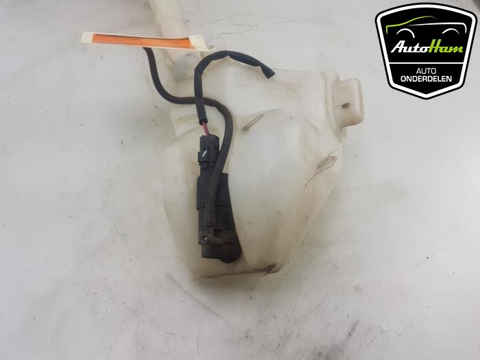 Front windscreen washer reservoir from a Peugeot 207 CC (WB) 1.6 16V 2008