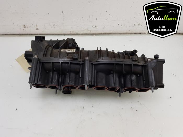 Intake manifold from a BMW 1 serie (E87/87N) 118d 16V 2007