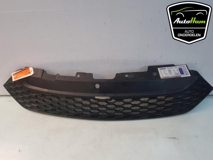 Grille from a Iveco New Daily VI 35C17, 35S17, 40C17, 50C17, 65C17, 70C17 2016