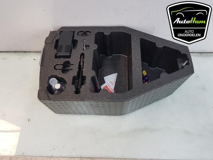 Juego de reparación de neumáticos de un Seat Ibiza V (KJB) 1.0 TSI 12V 2019